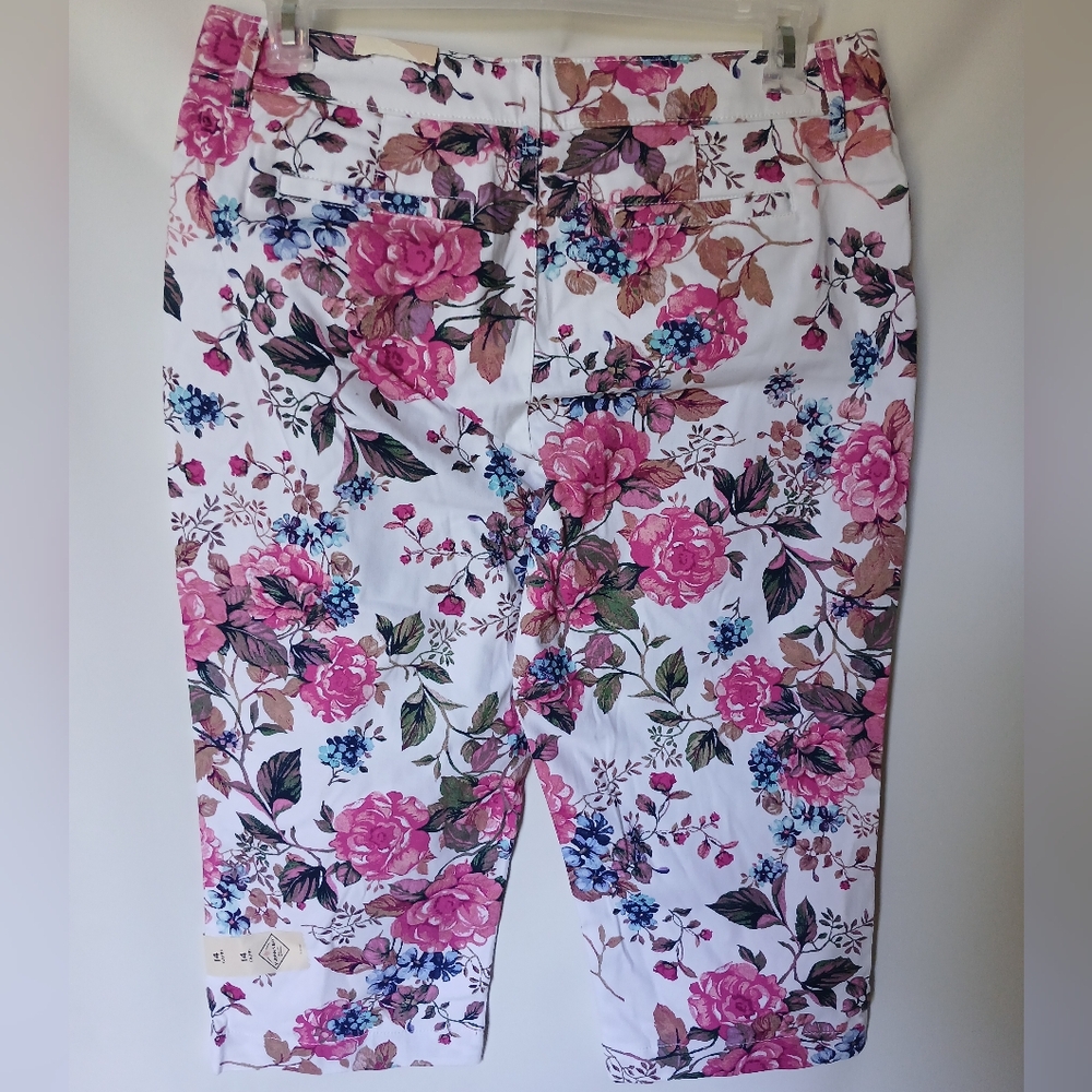 St. Johns Bay Womens Capri Floral Print Size 14 Color White/Pink/Blue - Picture 2 of 11